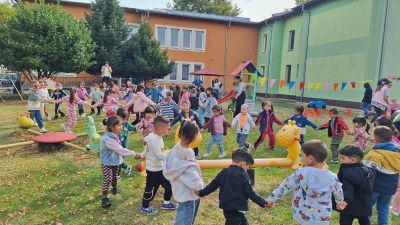 В детска градина Здравец ,гр.Стралджа отбелязахме Европейския ден на спорта.Спортът за децата е не просто движение- той е игра, усмивка, приятелство.Нека насърчаваме нашите малки съкровища да тичат, скачат, танцуват, играят и да се движат с радост, за да  - Изображение 4